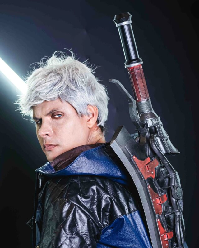 " Quem trouxe os marshmallows porque eu estou trazendo o fogo."
- Nero

"Who brought the marshmallows coz I'm bringing the fire. Devil."

Evento: @gamescomlatam
Photo by: @mos_toyota

#devilmaycry5 #cosplay #cosplayer #dmc5 #nero #redqueen #fotosboasimportam #gamescomlatam2025